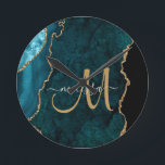 Relógio Redondo Monograma Personalizado de Agitação Dourada com Te<br><div class="desc">Adicione um toque de brilho e brilho à decoração da sua casa com este elegante relógio personalizado com um agato teal acentuado com brilho de ouro falso. Personalize o seu monograma inicial em caligrafia manuscrita com o seu nome acima. Um presente feminino único para aniversário, feriados e qualquer ocasião especial....</div>