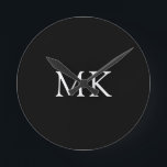 Relógio Redondo Monograma personalizado inicia preto moderno<br><div class="desc">Monograma personalizado inicia relógio preto moderno. Um monograma inicial de duas letras mostrado em branco clássico em preto num design eterno que ele vai gostar - daria um excelente presente para dia de os pais, aniversários, feriados, graduação, promoção ou qualquer ocasião especial. Excelente para decoração doméstica ou de escritório. Personalize...</div>
