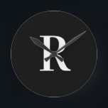 Relógio Redondo Monograma Simples Preto e Branco<br><div class="desc">Esta é uma simples, moderna, design de monograma personalizada. Este design de na moda está em preto clássico e branco com tipografia na moda. É perfeito para um presente personalizado ou ideal como uma nova adição ao seu decoro doméstico. Basta adicionar sua carta inicial digitando-a na caixa personalizar este texto....</div>