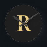 Relógio Redondo Monograma Simples Preto Moderno Dourado<br><div class="desc">Esta é uma simples, moderna, design de monograma personalizada. Este design de na moda está na tendência do preto e do ouro com a tipografia do na moda. É perfeito para um presente personalizado ou ideal como um na moda novo acessório de decoração caseira para você. Basta adicionar sua carta...</div>