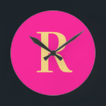 Relógio Redondo Monograma Simples Rosa Quente Moderno<br><div class="desc">Esta é uma simples, moderna, design de monograma personalizada. Este design de na moda está em cor-de-rosa quente com a tipografia do na moda. É perfeito para um presente personalizado ou ideal como um novo acessório de decoração caseira para você. Basta adicionar sua carta inicial digitando-a na caixa personalizar este...</div>