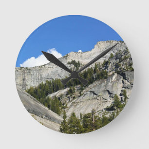 Relógio Redondo Montanhas Granite no lago Tenaya, Yosemite, CA