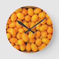 Montão de kumquats alaranjados na caixa de cartão