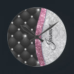 Relógio Redondo Moograma cinzento cinzento prateado<br><div class="desc">Personalize facilmente esta tendência, chic bling Luxury Wall Clock design com elegante brilho fino prata e brilho rosa e rochas cortadas com design preto tufado. Isto faz o doce e perfeito aniversário de 16 anos, casamento, chá de panela, aniversário, chá de fraldas ou festa de solteira presente para alguém que...</div>