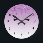 Relógio Redondo Na moda cor-de-rosa e olhos pretos ao soltar a bri<br><div class="desc">Um relógio com um design de na moda. O fundo é uma cor de gradiente roxo com brilho cintilante falso que desce do topo. Um par de pestanas giras e bonitas debaixo da lente.</div>