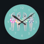 Relógio Redondo Nadadores de natação artística em Vintage Natação<br><div class="desc">Apresentando a legal ilustração moderna de mulheres nadadoras artísticas sincronizadas com anéis de piscina natação em cores retrógradas. Nadadores de Ruas. Nadadores artísticos dão design em cores pastéis. Legal presente da equipe de natações. presentes da equipe de natação sincronizada, presente de treinador da equipe de natação sincronizada. A equipe de...</div>