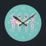 Relógio Redondo Nadadores de natação artística em Vintage Natação<br><div class="desc">Apresentando a legal ilustração moderna de mulheres nadadoras artísticas sincronizadas com anéis de piscina natação em cores retrógradas. Nadadores de Ruas. Nadadores artísticos dão design em cores pastéis. Legal presente da equipe de natações. presentes da equipe de natação sincronizada, presente de treinador da equipe de natação sincronizada. A equipe de...</div>