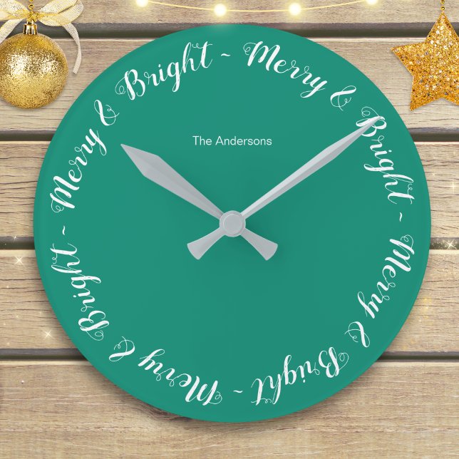Relógio Redondo Natal Simples e Alegre Turquesa Festivo (A modern, personalized wall clock in turquoise, with 'Merry and Bright' in script around the edge)