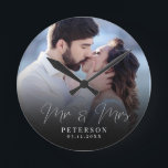 Relógio Redondo NewlyWed, Foto De Casamento Elegante<br><div class="desc">Este elegante relógio de fotos de roteiro será uma bela manutenção do seu dia de casamento! A caligrafia única diz "Sr. e Sra.", ao lado do seu nome e da sua data familiares. Adicione sua foto de casamento e faça disso um presente perfeito para a noiva recém-casada, um aniversário ou...</div>