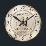 Relógio Redondo Newlyweds Rustic Personalizados<br><div class="desc">Um relógio rústico de madeira moderna monograma de muro de casamento com data estabelecida e nome casado.</div>