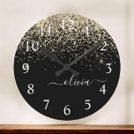 Relógio Redondo Nome da Rapariga do Monograma do Script Glitter Pr<br><div class="desc">Relógio de Nome do Monograma de Script Brugado com Glitter Glitter Espelhado Preto e Dourado. Isto faz o doce e perfeito aniversário de 16 anos,  casamento,  chá de panela,  aniversário,  chá de fraldas ou festa de solteira presente para alguém que ama luxo de luxo e estilos quíticos.</div>