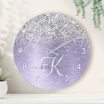 Relógio Redondo Nome do Monograma da Glitter de Prata Metálica Bru<br><div class="desc">Personalize facilmente este design de relógio chic redondo,  de tendência,  com brilho prateado bonito em um fundo metálico roxo escovado.</div>