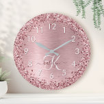 Relógio Redondo Nome do Monograma da Lâmina Rosa Bruta de Metal Gl<br><div class="desc">Personalize facilmente este design de relógio de parede chic moderno com brilho bonito rosado e rosado em um fundo metálico roxo e roxo.</div>