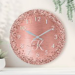 Relógio Redondo Nome do Monograma do Glitter Metálico Brutado Dour<br><div class="desc">Personalize facilmente este design de relógio grande modesto,  modesto,  com brilho brilhante bonito rosa dourado e cintilante num fundo metálico escovado de rosa dourado.</div>