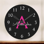 Relógio Redondo Nome do Monograma Giratório de Script Preto Rosa Q<br><div class="desc">Relógio de Nome do Monograma Simples de Script Rosa-Quente e Preto. Isso faz o doce presente de 16 anos,  casamento,  chá de panela,  aniversário,  chá de fraldas ou festa de solteira perfeito para alguém que ama luxo de óculos e estilos quicos.</div>