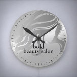 Relógio Redondo Nome Personalizado de Beauon Platinum Silver Metál<br><div class="desc">Adicione o nome das suas butiques ao relógio decorativo da cinza de gelo prateado de folha metálica personalizável</div>