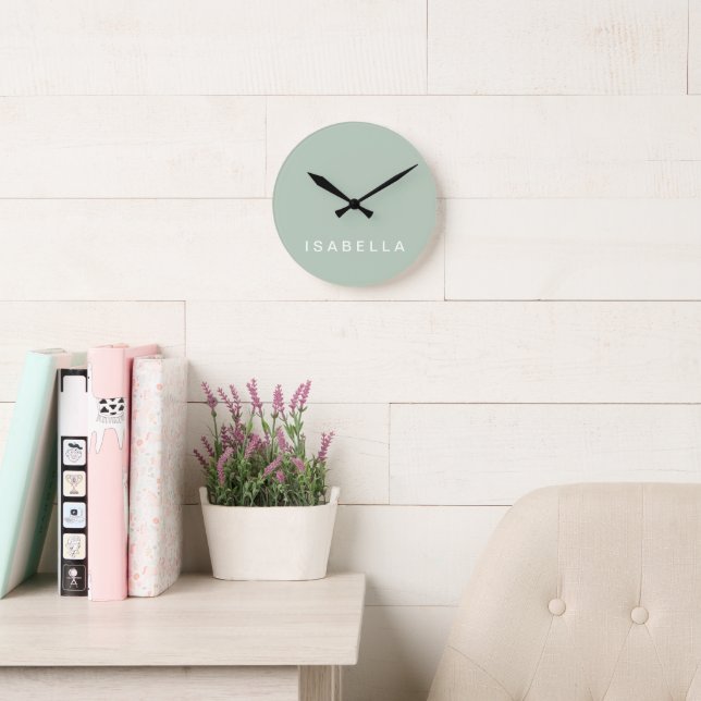 Relógio Redondo Nome Personalizado Verde Sage Minimalista Moderna (Sala de leitura)
