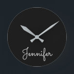 Relógio Redondo Nome pessoal personalizável, Nome pessoal<br><div class="desc">Nome pessoal personalizável,  Nome pessoal,  monograma,  Jennifer,  nomes caligráficos,  iniciais,  presentes de aniversário</div>