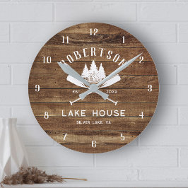 Relógio Redondo Nome Rustic Wood Family Name Lake House Trees