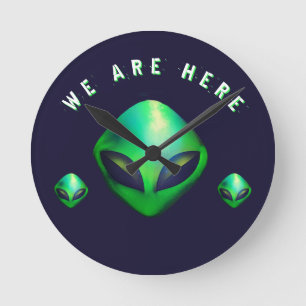 Relógio Redondo "Nós Estamos Aqui" cabeça de Alien Verde