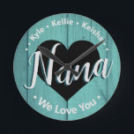 Relógio Redondo Nós Te Amo Nana Avô Nomes Acrywall Clock<br><div class="desc">Nana We Love You personalizou o nome de modelo. Fácil de usar,  basta mudar os nomes das grandes crianças para seus próprios filhos. Todo o texto é desbloqueado e personalizável,  se necessário. Lado de fundo de madeira rústico.</div>
