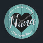 Relógio Redondo Nós Te Amo Nana Avô Nomes Acrywall Clock<br><div class="desc">Nana We Love You personalizou o nome de modelo. Fácil de usar,  basta mudar os nomes das grandes crianças para seus próprios filhos. Todo o texto é desbloqueado e personalizável,  se necessário. Lado de fundo de madeira rústico.</div>
