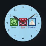 Relógio Redondo Nutrição do Amor pela Paz<br><div class="desc">Paz Amor Nutrição. Um presente nutricionista bonito para um dietista ou dietista que trabalha com saúde e dietas usando a pirâmide da comida.</div>