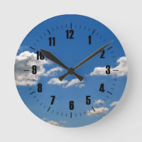 Nuvens brancas do céu azul