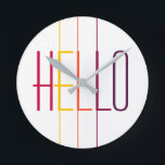 Relógio Redondo Olá, tipografia multicolorida listrada moderna<br><div class="desc">travesseiro decorativo moderno de tipografia vermelho,  laranja,  burgundy,  índigo e amarelo HELLO com faixas verticais coloridas.</div>