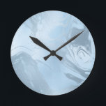 Relógio Redondo Olhar de mármore azul de bebê na moda moderno eleg<br><div class="desc">Bonito design de mármore azul azul.</div>