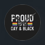 Relógio Redondo Orgulhoso De Ser Gay E Preto<br><div class="desc">Orgulhoso de ser Gay e gay preto, lgbt, preto, gay, orgulho, presente, engraçado, lqbtq, amor, bissexual, transgênero, rainha, protesto, preto, arco-íris, azul, bandeja, bi, trans, filha gay, presentes</div>