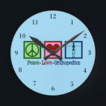Relógio Redondo Ortopedista Peace Love Orthopedics Office<br><div class="desc">Ortopedia de Paz e Amor. Um presente de Natal bonito para um cirurgião ortopédico ou ortopedista que trabalha com o sistema musculosquelético e para os doentes que precisam de cirurgia ao ombro e à anca. Um sinal de paz,  coração,  e um esqueleto.</div>