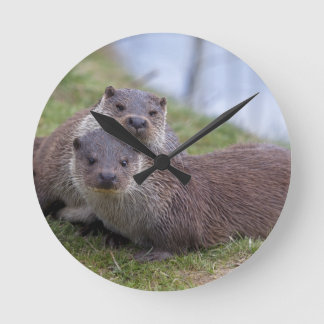 Relógio Redondo Otterly no pulso de disparo do amor