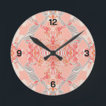 Relógio Redondo Padrão Barroco Moderno em Creme Vermelho Rosa Arre<br><div class="desc">Relógio moderno e belo padrão barroco com um design intricado e luxuoso de formas ornamentais ricas em uma paleta na moda de cor rosa bonito,  vermelha,  cinza e creme. presente de luxo para ocasiões especiais. Desenvolvido exclusivamente para você pelo Happy Dolphin Studio!</div>