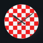 Relógio Redondo Padrão de Verificação de Branco Vermelho<br><div class="desc">Design de Padrão de Quadrados Geométricos Verificados por Verificação Vermelha e Branca</div>
