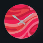 Relógio Redondo Padrão Vermelho Rosa Artsy<br><div class="desc">Este Relógio Redondo de Padrões Vermelhos Cor-de-Rosa Elegante faz deste relógio um acessório de parede divertido e excitante. O padrão ondulado é uma mistura fabulosa de matizes brilhantes e saturados que criam um fazer de padrão de onda atraente que parece um planeta vermelho. Faz um excelente um belo sotaque para...</div>