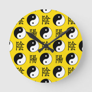 Relógio Redondo Padrão Yinyang Chinês de Fundo Amarelo