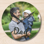 Relógio Redondo Pai Estabeleceu Foto de Roteiro Moderno<br><div class="desc">Pai Negro Estabeleceu o Design de Foto de Roteiro Moderno. Substitua a foto pela sua própria dos seus filhos e altere os anos para os anos em que você se tornou pai.</div>