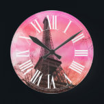 Relógio Redondo Pares cor-de-rosa PixDezines/torre eiffel<br><div class="desc">Pares cor-de-rosa PixDezines,  torre eiffel com numerais romanos. Melhorado digitalmente pela PixDezines. com™ e PixDezines™ em zazzle.com. Todos os direitos reservados.</div>