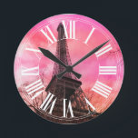 Relógio Redondo Pares cor-de-rosa PixDezines/torre eiffel<br><div class="desc">Pares cor-de-rosa PixDezines,  torre eiffel com numerais romanos. Melhorado digitalmente pela PixDezines. com™ e PixDezines™ em zazzle.com. Todos os direitos reservados.</div>