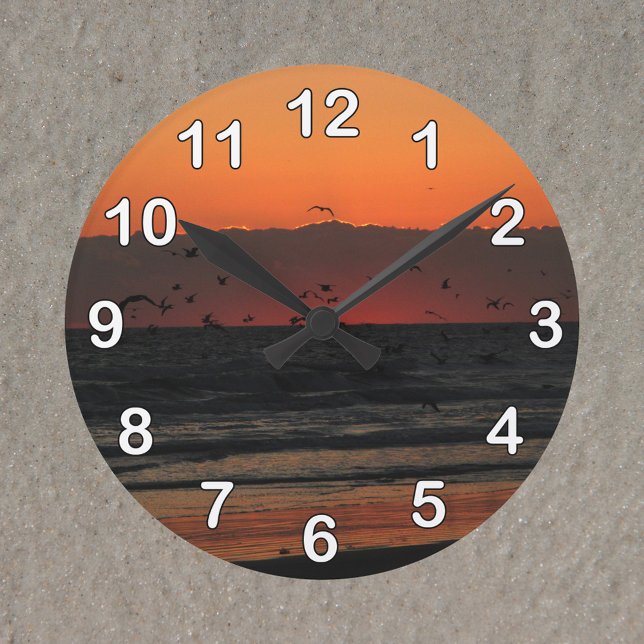 Relógio Redondo Pássaros Voando Sobre O Oceano Sol Foto (A clock with a photo of birds flying over the ocean during sunrise.)