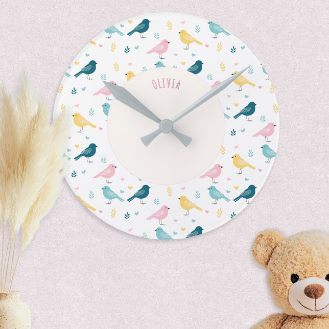 Relógio Redondo Pastel Scandi Birds Pattern Custom Name Nursery (A nursery clock with personalized name and pattern of Scandi style birds in pink, yellow and blue)