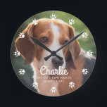 Relógio Redondo Pata de Cachorro Imprime Foto Personalizada<br><div class="desc">Cachorros deixam pegadas no seu coração. Mostre a foto do seu melhor amigo favorito com este design de relógio personalizado.</div>
