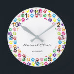 Relógio Redondo Pata do Hospital das Clínicas de Animais de Compan<br><div class="desc">Esta design foi criada através da arte digital. Pode ser personalizada na área fornecida pela alteração da foto e/ou do texto. Ou pode ser personalizado escolhendo o clique para personalizar outra opção e excluir ou alterar a cor do plano de fundo, adicionar texto, alterar a cor ou o estilo do...</div>