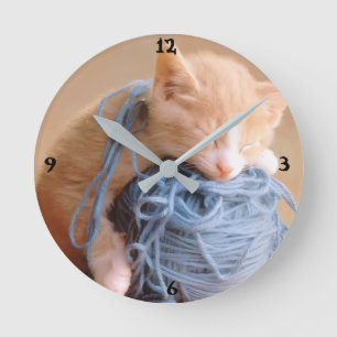 Relógio Redondo ""Pesando Sonhos, Um Stitch de Cada Vez"