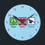 Relógio Redondo Pilatos de paz e amor<br><div class="desc">Pilatos de Paz e Amor. Um presente de instrutor de pilates bonitinho com um sinal de paz,  coração e mulher esticando-se sobre uma bola de exercícios.</div>