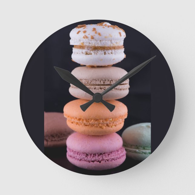 Relógio Redondo Pilha colorida de Macarons Franceses (Frente)