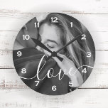 Relógio Redondo Pincel Script Love Custom Photo Keepsaet<br><div class="desc">Este relógio de manutenção apresenta sua foto favorita com a palavra 'Amor' sobreposta em um romântico escrito em pincel decorativo. Peça por si mesmo ou como presente especial para alguém que você ama.</div>
