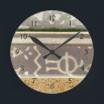 Relógio Redondo Pintura de Padrão Tribal Contemporâneo<br><div class="desc">Uma pintura de padrão tribal contemporânea que mistura o concreto com o abstrato. Vários painéis de cor de camada ao lado,  contando uma história complexa. Isso seria um presente excelente para um ente querido!</div>