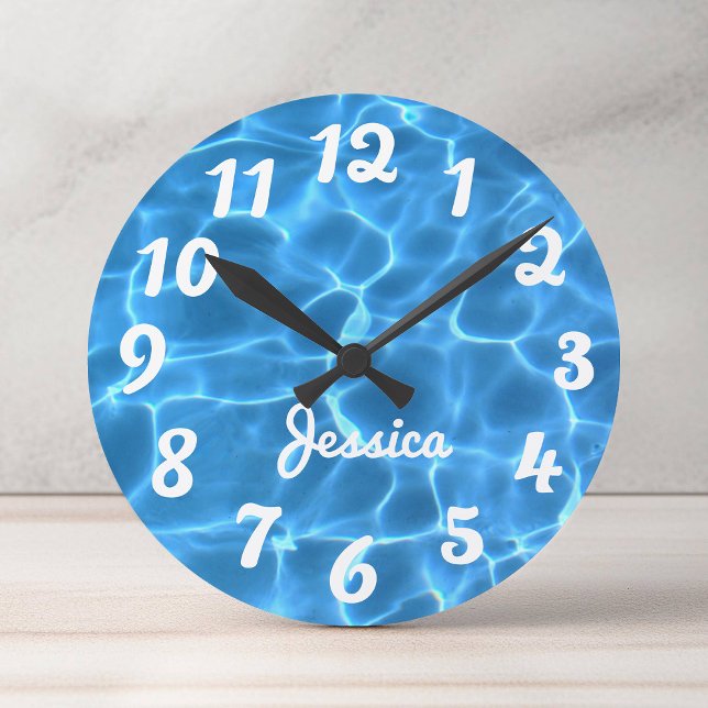 Relógio Redondo Piscina Nadada Azul Aqua Personalizada (Personalized White Number Aqua Blue Swimming Pool Round Clock)